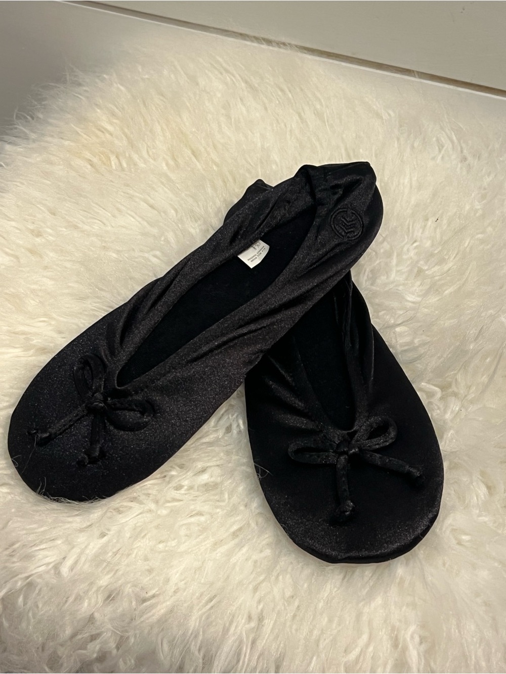 isotoner Women’s Black Ballet Flats with Bow Accent size 8-9 women’s NWOT